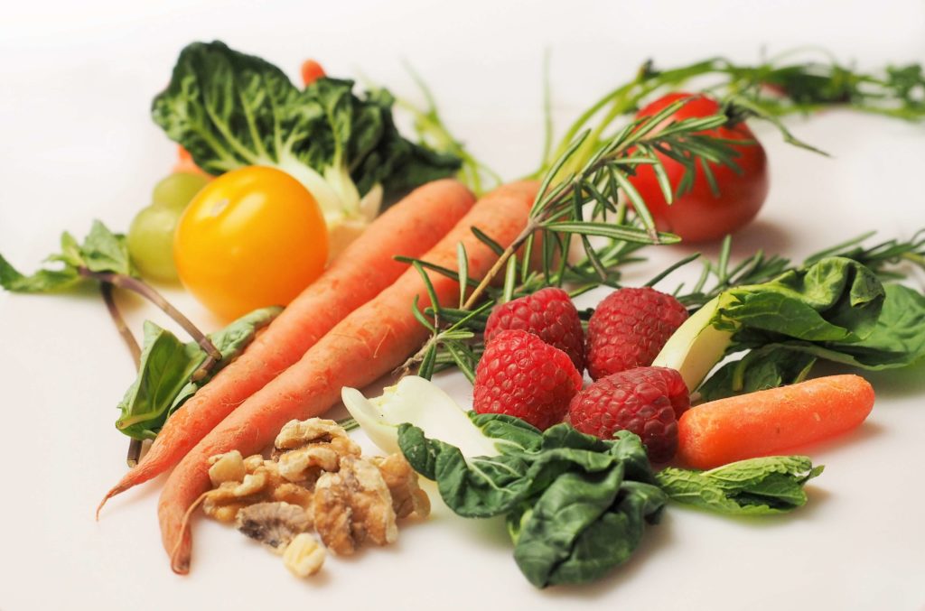 zanahorias, lechuga, tomates y nueces